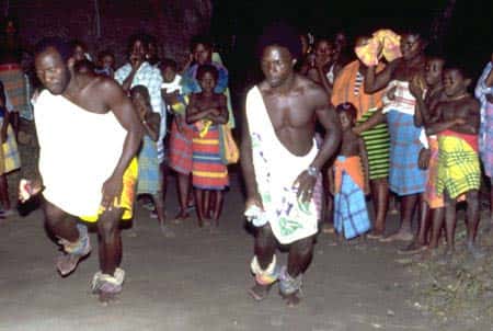 Danses rituelles d'origine africaine célébrant l'adresse et la force. Village de Banafokondre, pays Saramaka, Suriname. © IRD, Michel Sauvain, tous droits de reproduction interdits