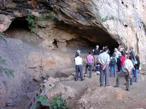Une visite à l'intérieur de la grotte de Taforalt, où les niveaux cendreux supérieurs correspondent aux dépôts archéologiques « ibéromaurusiens » (25.000 BP-10.000 BP).
