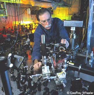 Le physicien David Wineland du NIST ajustant un faisceau laser UV qui sera utilisé pour manipuler des ions piégés dans une chambre à vide. Ce dispositif est utilisé pour démontrer les fonctions de base d'un ordinateur quantique. &copy;  NIST - Tous droits de reproduction interdit 