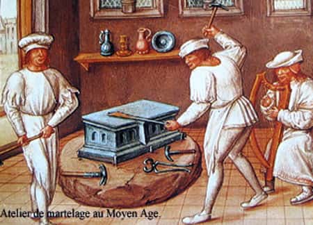 Atelier de martelage au Moyen Âge.