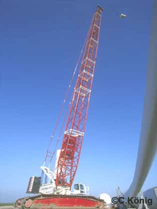 Grue à treillis géante utilisée pour la construction des éoliennes de Bouin (85) en 2002.