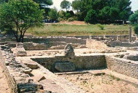 De nombreux vestiges archéologiques témoignent de la pratique des bains thermaux tout au long de l'histoire de l'Humanité.