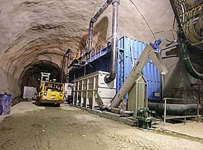 Caverne longitudinale avec dessableur et bassin de stockage pour l'eau souterraine drainée par le tunnel du Gothard en Suisse. © AlpTransit Gothard AG