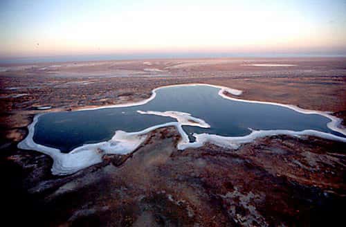 La mer d'Aral diminue de surface en laissant autour d'elle un désert salé inculte &copy; Yann Arthus Bertrand "La terre vue du ciel"