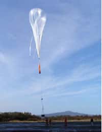 Ce ballon monte dans l'atmosphère pour mesurer la température, l'humidité, le vent… et envoie les données au sol par radio. 