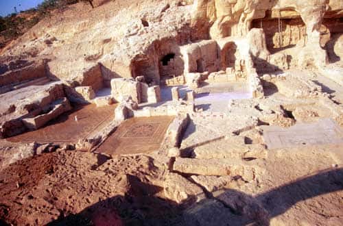 Vue sur une des maisons romaines de Zeugma ayant réoccupé une nécropole rupestre installée dans la falaise. © Catherine Abadie Reynal (Mission Zeugma) - Toute reproduction interdite 