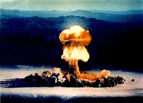 <br />Fig. 6 - Nuage due à une explosion de bombe atomique dans un désert aux Etats-Unis