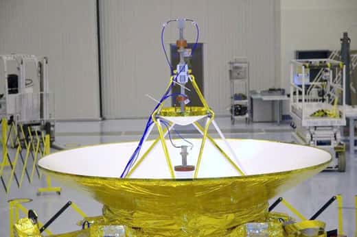 Les deux antennes superposées à haut gain et à faible gain de New Horizons. © Nasa