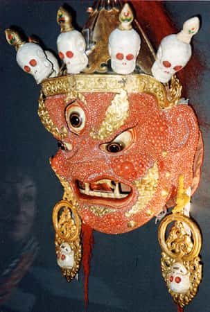 Figure 16 : masque de cérémonie mongol orné de corail rouge. © J.-G. Harmelin, tous droits réservés, reproduction et utilisation interdites