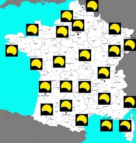 <br />Fig. 2 : Représentation du milieu de l'éclipse pour 23 villes de France métropolitaine. Pour chaque image, la direction du zénith est en haut, &copy; : Philippe Morel, SAF - Reproduction et utilisation interdites. 