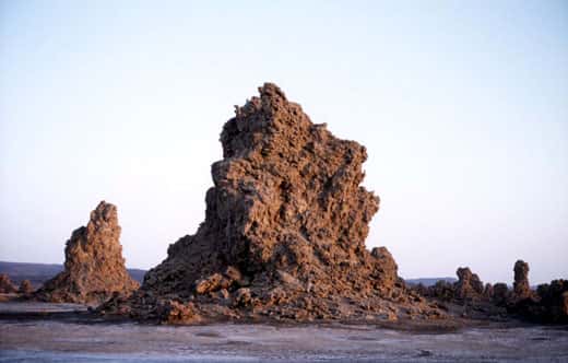 Au lac Abbe, dans la République de Djibouti, les dépôts hydrothermaux construisent d'étranges cheminées rocheuses. © J.-M. Bardintzeff, reproduction et utilisation interdites 