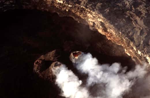 Vue aérienne des quatre hornitos actifs dans le cratère de 200 m de diamètre (5/12/2004). © J.-M. Bardintzeff, reproduction et utilisation interdites