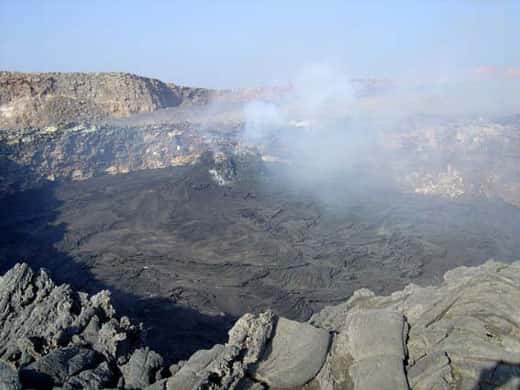 Le cratère puits, vu de l'est, le 1<sup>er</sup> décembre 2004. Le lac de lave apparaît complètement solidifié. Quatre hornitos se sont édifiés dans la partie ouest du cratère. © J.-M. Bardintzeff, reproduction et utilisation interdites
