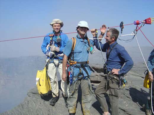 De gauche à droite : Jacques-Marie Bardintzeff, Nicolas Hulot et Stéphane Girard, alpiniste. © J.-M. Bardintzeff avec l'aimable autorisation d'Ushuaïa Nature, reproduction et utilisation interdites 