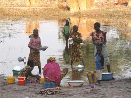 <br />Femmes lavant leur linge sur la rive gauche du Mayo Danay, au Cameroun oriental (décembre 2005). Un mayo est au nord du Cameroun un cours d'eau temporaire. 