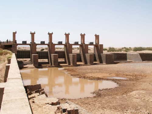 <br />Barrage de Lakfifat sur l'oued Rhéris au Maroc (avril 2005). Ce barrage a été construit il y a plusieurs décennies; il ne peut être utilisé à son plein rendement car les canaux de dérivation sont fortement ensablés. 
