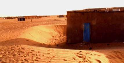 <br />Ensablement du village de Bennichchâb (Mauritanie). Cette ville survit grâce à une activité d'embouteillage d'eau crée en 1968 