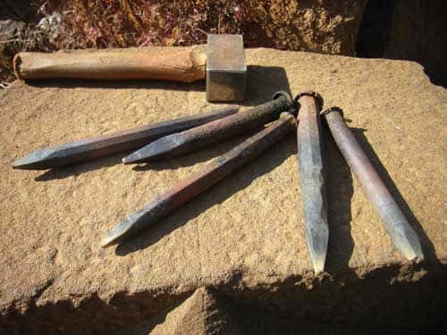 Outils de tailleur de pierre - Broches et massette. © Guédelon - Reproduction et utilisation interdites - Tous droits réservés
