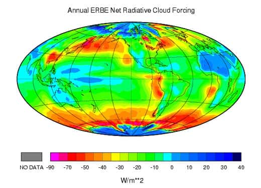  Figure 10 : forçage radiatif des nuages estimé à partir des observations spatiales du bilan radiatif.  Le forçage est négatif quand l&#039;impact des nuages sur l&#039;albédo l&#039;emporte sur leur impact sur l&#039;effet de serre.(  (D&#039;après l&#039;expérience NASA Earth Radiation Budget et l&#039;expérience franco-russe Scarab, voir le site http://www.lmd.polytechnique.fr/~Scarab/francais/FCRF.htm et http://terra.nasa.gov/FactSheets/Clouds/) 
On notera les fortes valeurs négatives associées aux perturbations au dessus des océans des moyennes latitudes et, au contraire, les valeurs positives associées aux cirrus produits par l&#039;activité convective à l&#039;Ouest du Pacifique  (source: http://depts.washington.edu/uwpcc/remote_sensing/cloud_sst.html) 