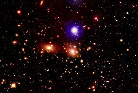 Le centre de l'amas de galaxies Coma se situe dans la constellation de la Chevelure de Bérénice, à une distance de 100 mégaparsecs (Mpc). C'est en déterminant la masse de cet amas avec les mesures des vitesses de quelques galaxies que Zwicky prit conscience du problème de la « masse manquante ». © Image CFHT