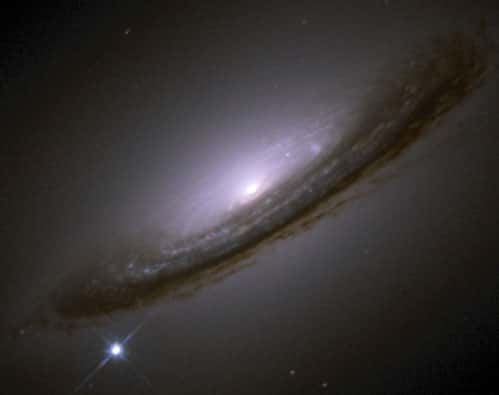 Supernova dans la galaxie NGC 4526. © Nasa