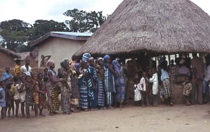 <br />Photo : 10 - Rassemblement des habitants d'un village pour le dépistage de la maladie du sommeil.<br /> &copy; Gérard Duvallet