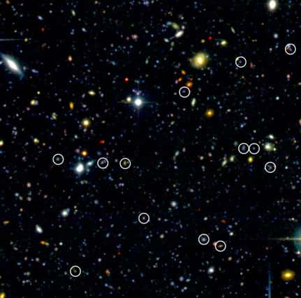 Figure 8 : Galaxies très distantes identifiées par le sondage VVDS (cerclées), en nombre plus important que ce que l'on supposait auparavant (image CFHT-LS). © Domaine public