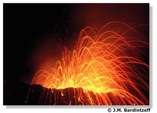 Explosion nocturne au piton Kapor (Piton de la Fournaise, île de la Réunion) en avril 1998