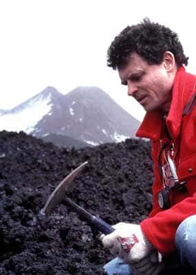 <br />Jacques-Marie Bardintzeff prélève un échantillon de roche volcanique sur l'Etna <br />&copy; J.M. Bardintzeff