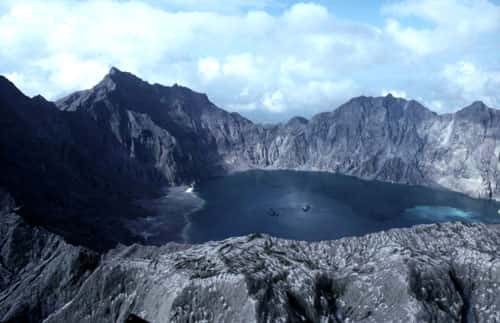 <br />Le cratère du Pinatubo aux Philippines après son éruption majeure de 1991<br />&copy; J.M. Bardintzeff 