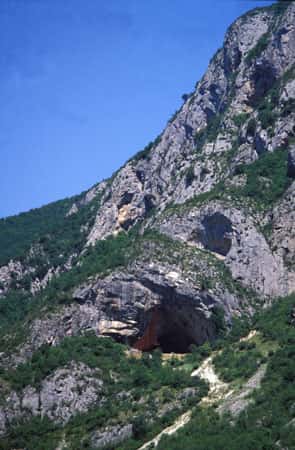 Fig. 3. Les entrées de grottes marquaient vaisemblablement le passage entre le monde des homme et celui des esprits. Ici, porche de la Caverne de Niaux (Ariège).  © Cliché J. Clottes. Tous droits réservés