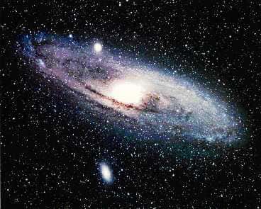 L'énorme masse des étoiles, des planètes ou des galaxies les rend très sensibles à la gravitation. © DR