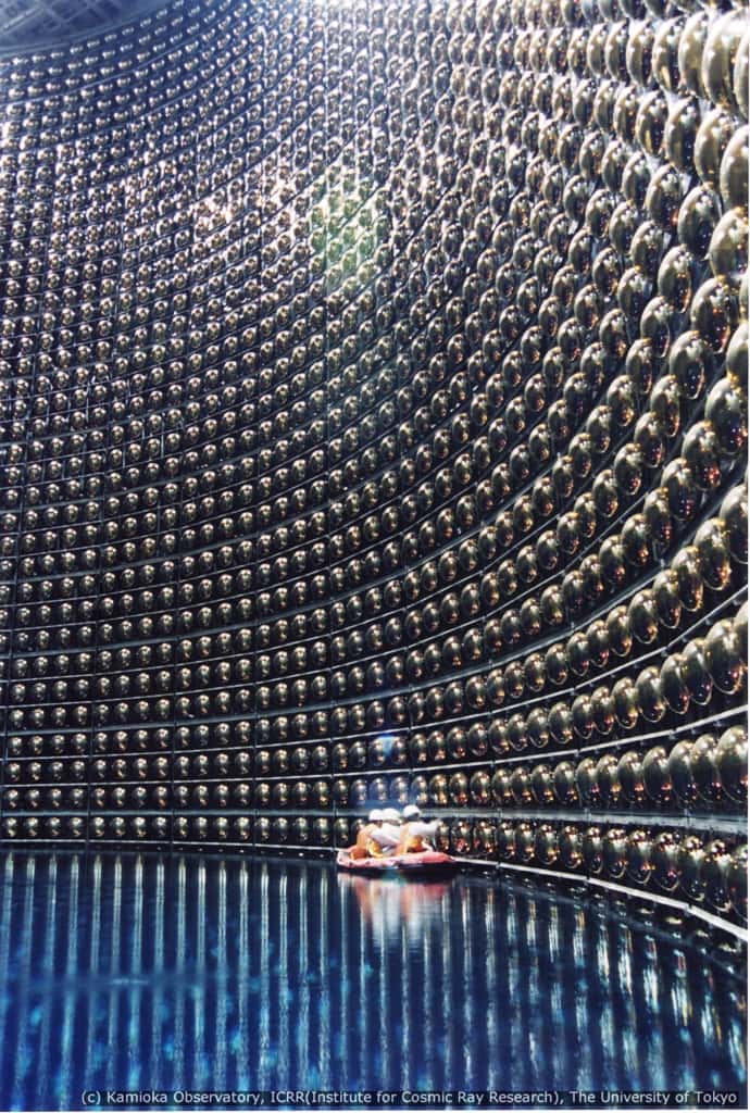 L'emblématique détecteur de neutrinos Super-Kamiokande en phase de remplissage. © <em>Kamioka Observatory, University of Tokyo</em>