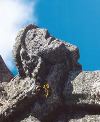 Fig. 2. Due aux pluies acides, l’altération de la pierre, témoin du passage du temps, a émoussé les reliefs de cette tête sculptée, placée au sommet d’une église. © DR