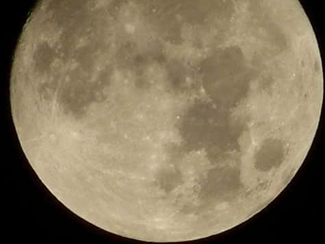 Voici un exemple de l’utilisation du zoom numérique avec une photographie de la Lune. © Jérôme Geoffroy