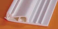 Profilé en plastique à double système de pince (molleton, tissu) et tension. Dimensions : largeur 41 x ép. 9 mm ; deux longueurs : 1,05 et 2,50 m (réf. 105 et 108). Existe en blanc ou noir. Proposé avec différents tissus : floqués, schintz fin, simili cuir, velours épais… Renseignements commerciaux auprès du fabricant. © Swaldeco