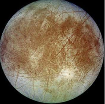  <br>Europe, satellite de Jupiter. Un océan d’eau liquide se cache sans doute sous sa croûte de glace. © DR