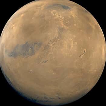 La planète Mars. La surface de Mars possédait de l’eau liquide au début de son Histoire, peut-être même sous forme d’océans. Mais du fait de la faible taille de Mars, la majeure partie de cette eau s’est enfuie définitivement depuis cette époque. © DR