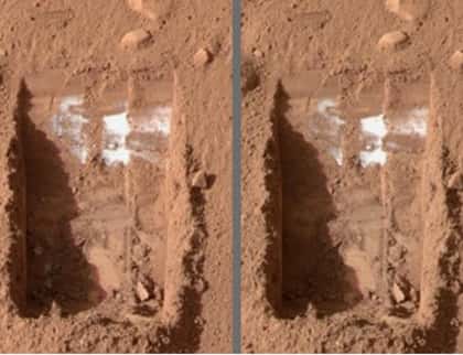 La glace d’eau dans le sol martien. Une petite quantité d’eau subsiste sous forme de glace dans le sol. Dès qu’elle est exposée au Soleil, elle se transforme en vapeur, ce qui est visible entre les photos de gauche et de droite. © DR