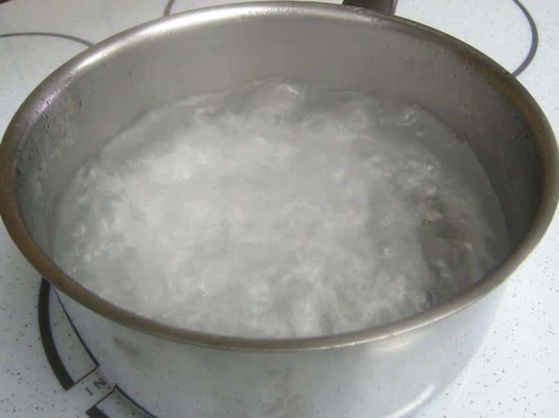 Dans des conditions normales de température et de pression, l'eau bout à 100 °C. © DR