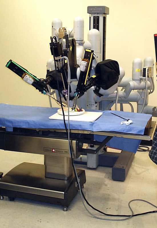 Figure 2. Le robot d'intervention chirurgicale Da Vinci, fabriqué par Intuitive Surgical. © Wikimedia <em>Commons</em>