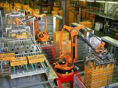Robot de palettisation Kuka intégré dans une chaîne de production. © Wikimedia Commons