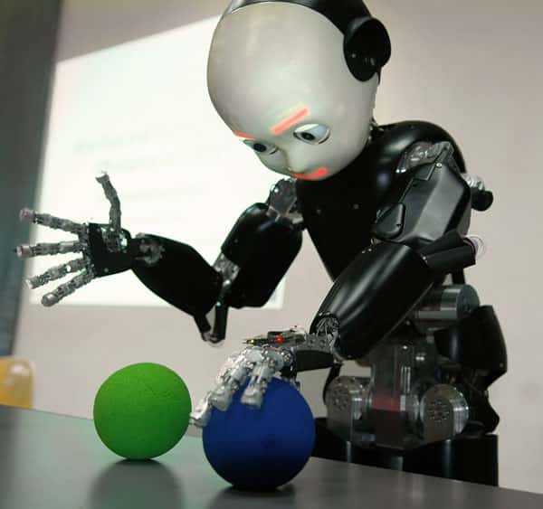 Le robot iCub en interaction avec des objets inconnus à priori. © Courtesy of the RobotCub project