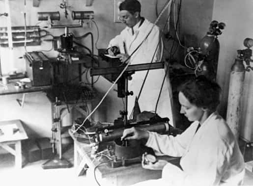 Irène et Frédéric Joliot-Curie, découvreurs de la radioactivité artificielle. © DR