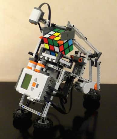 En 2008, Hans Andersson construit un robot en plastique capable de remettre le Rubik’s Cube dans sa position initiale à l’aide d’un capteur lumineux qui détecte les couleurs sur le cube. Le robot ne nécessite pas une connexion à un PC pour effectuer les calculs et les manipulations du cube. © Dunod Droits réservés