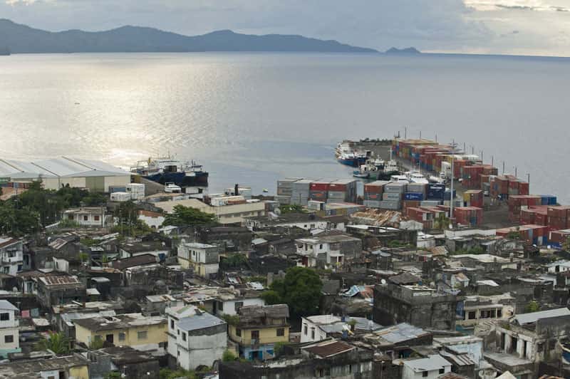 Le manque d’espace incite les insulaires à s’établir sur la côte, une zone exposée aux tempêtes et aux raz de marée (ici, les Comores). © Alexis Rosenfeld, reproduction interdite