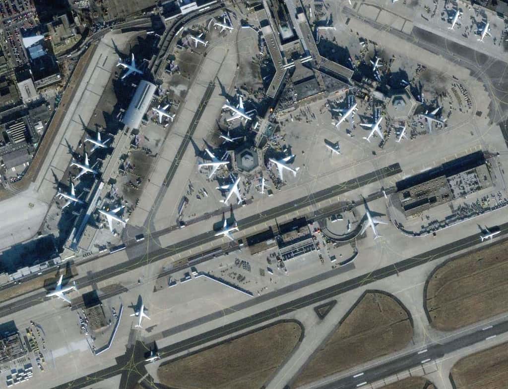 Aéroport de Frankfort en Allemagne, photographié par le satellite Ikonos en 2000. La résolution est de 1 mètre. © USGS
