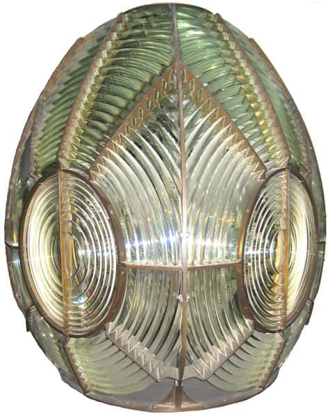  En photo : la lentille à échelon, exposée au Musée de la marine à Paris, permettait de démultiplier le pouvoir éclairant des phares. © Wikimedia Commons