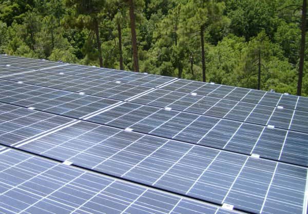 Installation solaire sur la toiture d’un bâtiment agricole. © Solargie