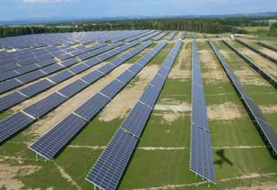 Centrale photovoltaïque de Pocking (Allemagne) composée de 62.500 modules. Puissance : + 10 MW pour 3.300 foyers desservis. © Martin Bucher